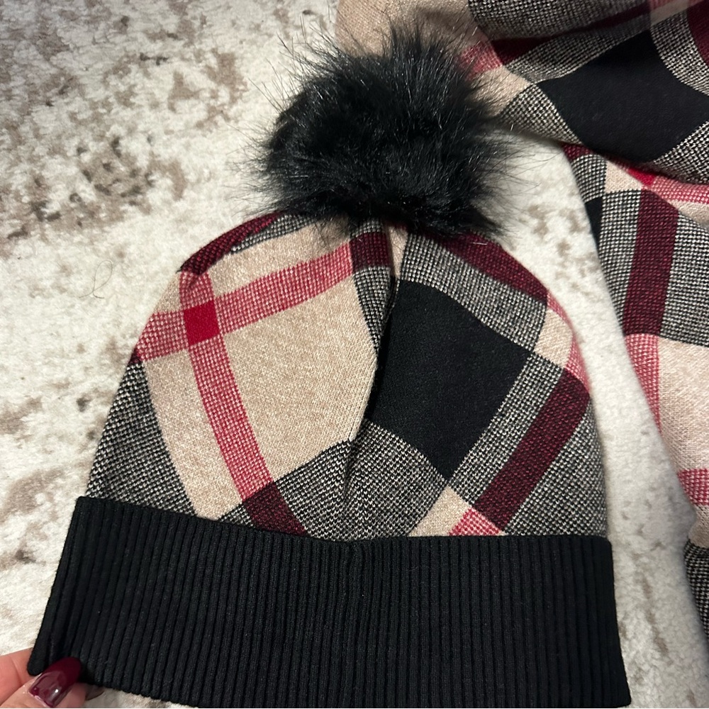 New🍁Gorgeous Burberry inspired sweater & hat - Picture 6 of 7